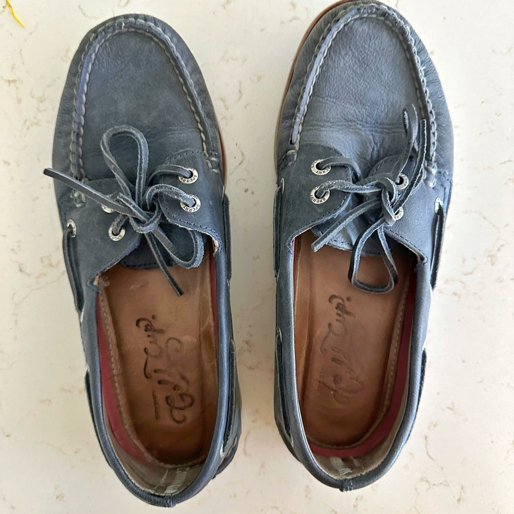 Men’s size 7.5 women’s size 9 Sperry Topsider Gold Cup navy boater shoes